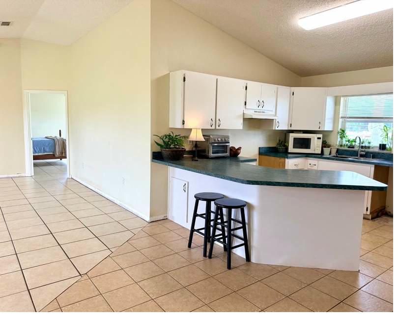 Kitchen with breakfast bar